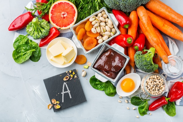 Alimentation équilibrée, concept d'alimentation saine et propre. Assortiment de sources alimentaires riches en vitamine a sur une table de cuisine