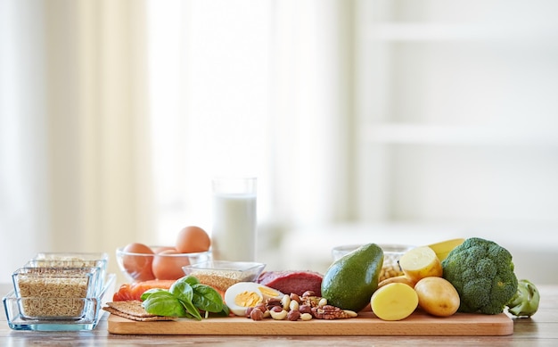 alimentation équilibrée, cuisine, concept culinaire et alimentaire - gros plan de légumes, de fruits et de viande sur une table en bois