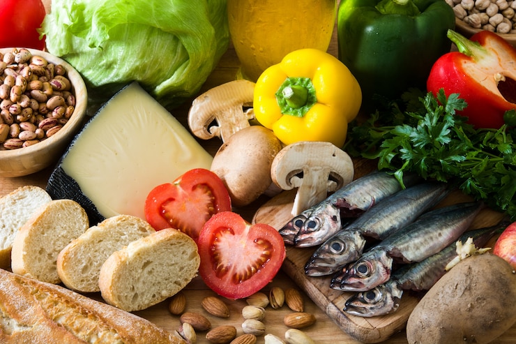 Photo alimentation équilibrée. diète méditerranéenne huile d'olive aux noix et aux fruits fruitvegetables grain sur table en bois.