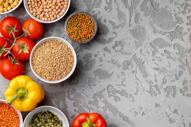 Alimentation équilibrée. Légumes et céréales sur table