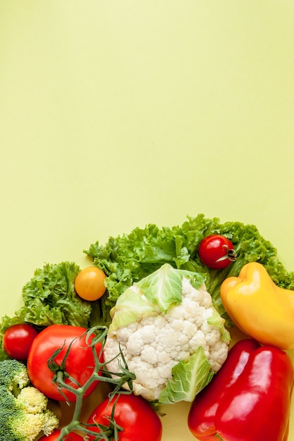 Alimentation équilibrée. Légumes crus biologiques de saison sur fond jaune