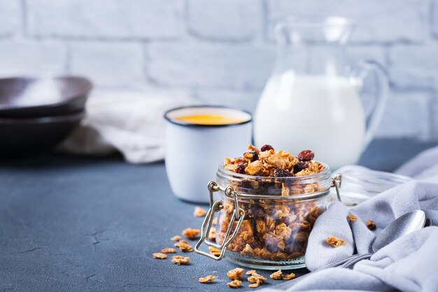 Alimentation propre et saine, régime et nutrition, forme physique, alimentation équilibrée, concept de petit-déjeuner. Muesli granola fait maison avec des ingrédients sur une table