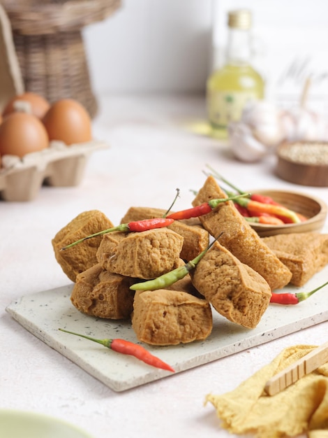 Photo l'alimentation de rue populaire indonésienne nommée tahu goreng ou fried tofu servi en tableau blanc