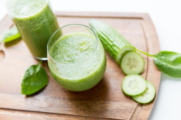 alimentation saine, aliments biologiques et concept de régime alimentaire - gros plan de jus vert frais avec du céleri sur une table en bois