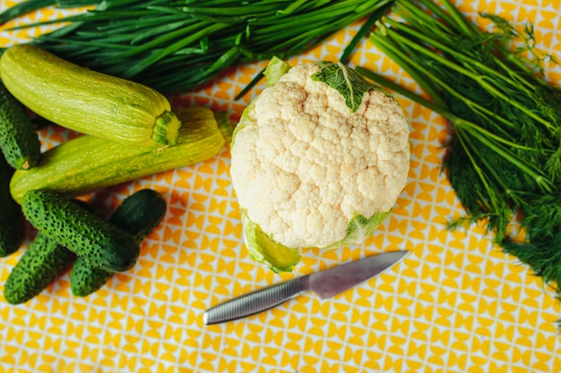 Une alimentation saine, des aliments sains sur la table, des légumes verts et des légumes, du chou-fleur, des concombres et des courges.