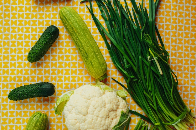 Une alimentation saine, des aliments sains sur la table, des légumes verts et des légumes, du chou-fleur, des concombres et des courges.