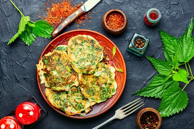 Alimentation saine, beignets diététiques aux orties sur une assiette