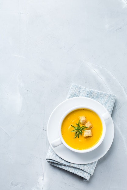 Alimentation saine, concept d'alimentation propre. Légumes d'automne épicés de saison soupe crémeuse à la citrouille et aux carottes avec des ingrédients sur une table. Mise à plat, copiez l'arrière-plan de l'espace