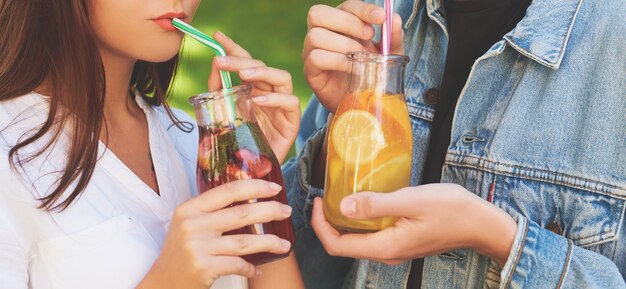 Alimentation saine. Couple buvant du thé de désintoxication de jus de fruits frais.