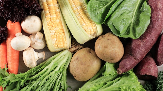 Alimentation saine Divers légumes frais Feuille sur un fond en bois de marbre marron Vue de dessus