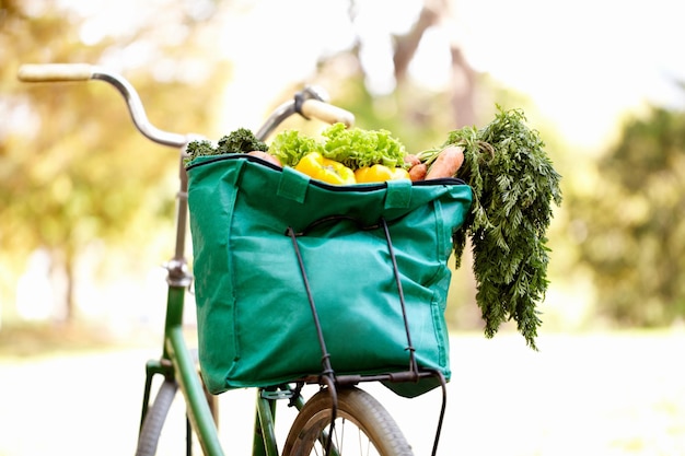 Alimentation saine et exercice. Image recadrée d'un sac de légumes sur un vélo.