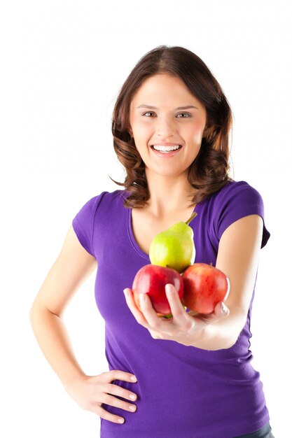 Une alimentation saine - femme avec des pommes et des poires