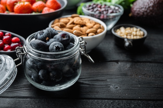 Une alimentation saine sur fond de bois foncé