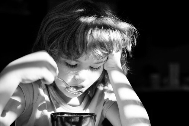 Alimentation saine pour les enfants Nourriture biologique à la maison Le garçon mange le petit déjeuner à la cuisine