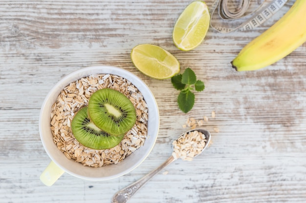 Une alimentation saine, un régime amaigrissant, un régime minceur et un concept de perte de poids