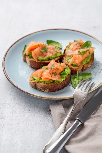 Alimentation saine, régime Keto, sandwich à l'avocat et au saumon rouge. Collation saine. Le régime céto.