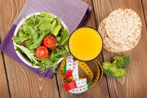 Alimentation saine et ruban à mesurer sur table en bois