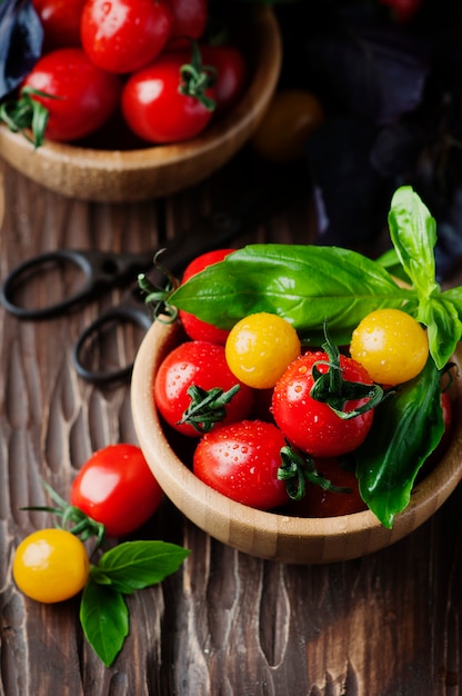 alimentation saine avec tomate et basilic