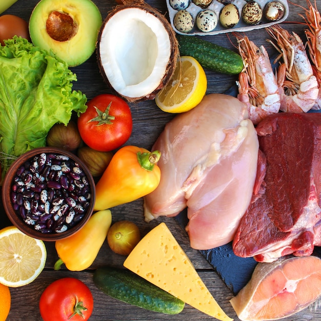 Une alimentation saine sur la vieille table en bois. Concept d'une bonne nutrition. Vue de dessus. Mise à plat.