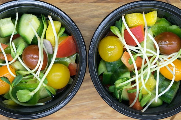 Une alimentation saine Une vue rapprochée d'une salade fraîche avec des tomates poivrons concombres verts