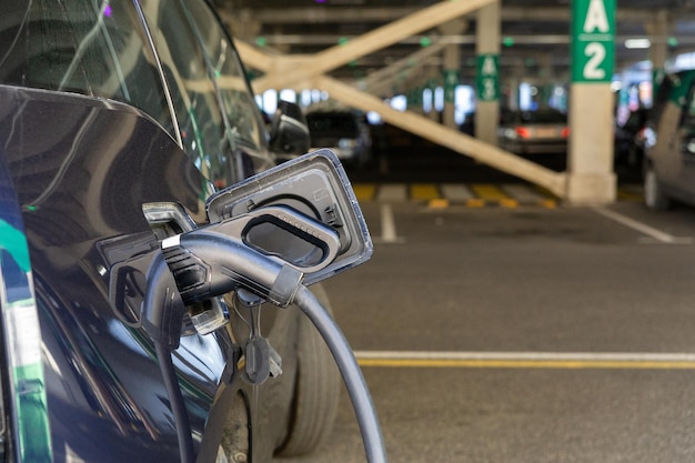 L'alimentation se connecte au véhicule électrique pour charger la batterie