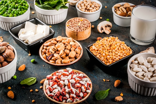 Alimentation Végétalienne Saine, Sources De Protéines Végétales: Tofu, Lait Végétalien, Haricots, Lentilles, Noix, Lait De Soja, épinards Et Graines. Vue De Dessus Sur Tableau Blanc.