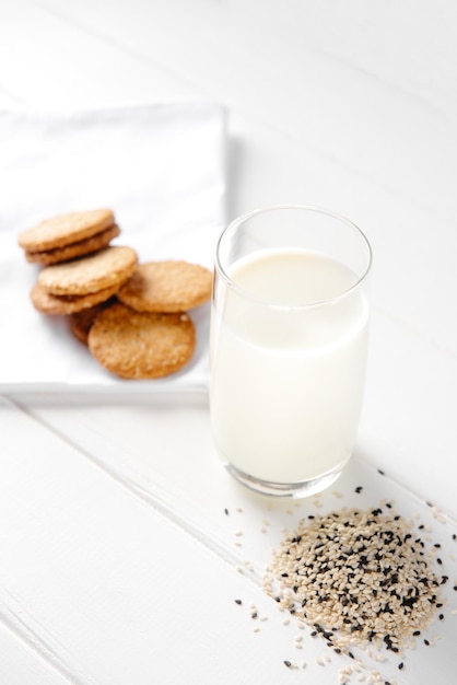 Aliments alternatifs végétaliens Lait non laitier au sésame sur fond de bois blanc lactosa gratuit