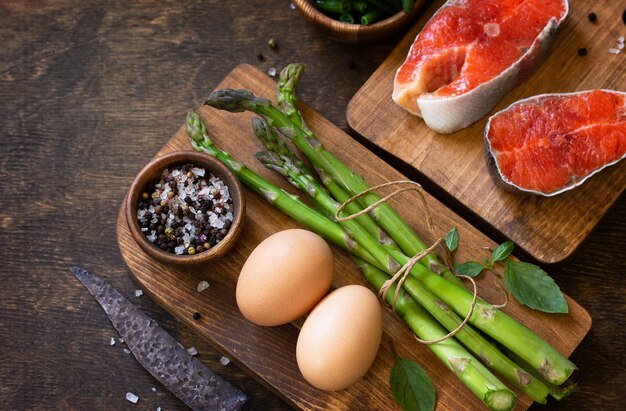 Aliments biologiques Concept de cuisine d'aliments sains Asperges et œufs de saumon Copiez l'espace