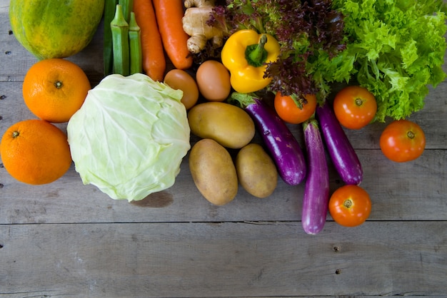 Aliments biologiques sur un fond en bois