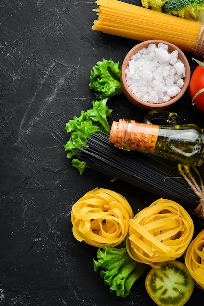 Aliments biologiques sur fond de pierre noire Légumes et fruits Vue de dessus Espace de copie gratuit