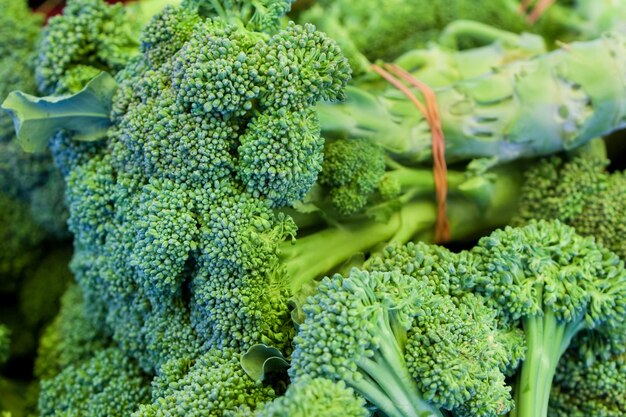 Aliments biologiques frais au marché de producteurs locaux. Les marchés de producteurs sont un moyen traditionnel de vendre des produits agricoles.