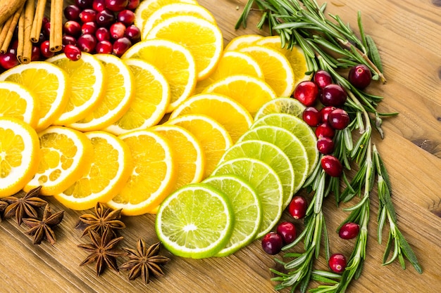 Aliments biologiques frais tranchés prêts à préparer la sangria d'hiver.