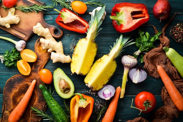 Aliments biologiques Légumes et fruits frais sur fond sombre