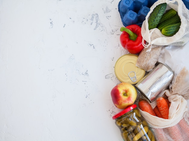 Aliments en conserve, riz, œufs, fruits et légumes