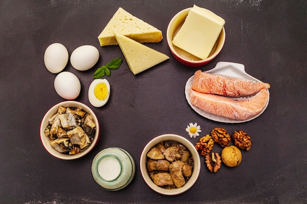 Aliments contenant de la vitamine D. Fromage, œufs, beurre, noix, lait, sardine