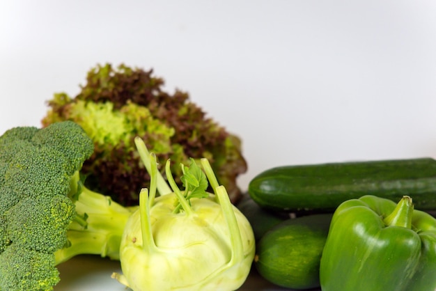 aliments diététiques sur fond blanc, vue de dessus, flatley