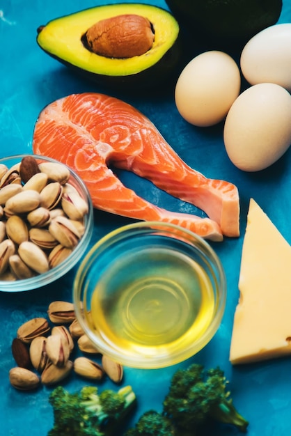 Aliments diététiques Keto sur fond bleu Mise au point sélective