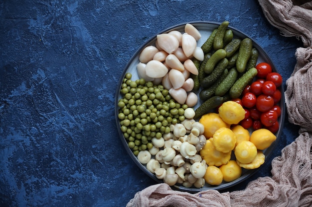 Aliments fermentés dans une assiette