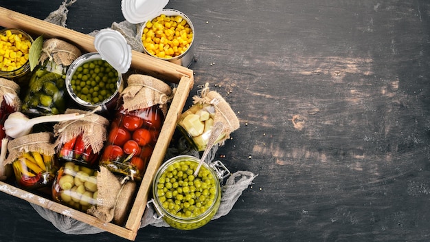 Aliments marinés en conserve Stocks de nourriture Vue de dessus Sur un fond en bois Espace de copie