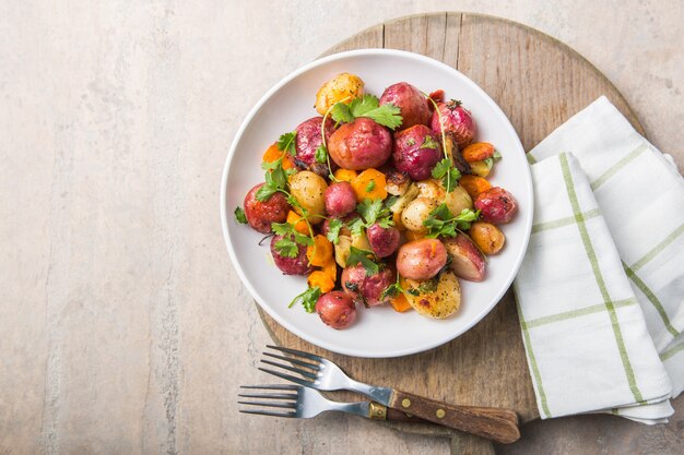 Aliments multicolores. Pommes de terre rôties ou bouillies dans un bol sur fond clair. vue de dessus