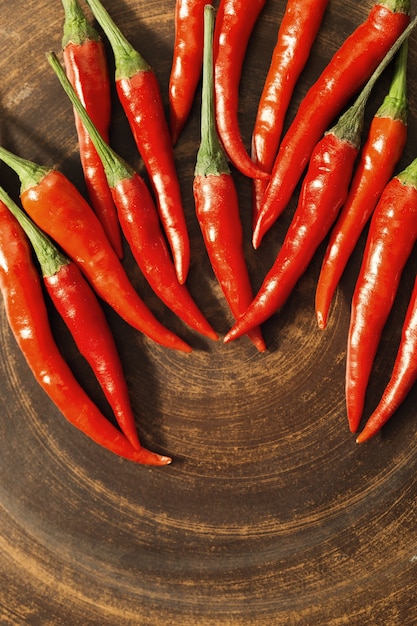 Des aliments naturels avec des piments rouges se bouchent avec un espace libre pour le texte.