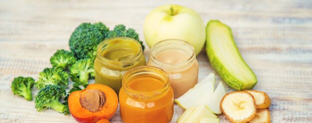 Aliments pour bébés dans de petits pots. Mise au point sélective.