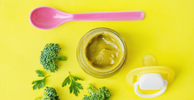 Aliments pour bébés dans de petits pots. Mise au point sélective.