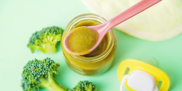 Aliments pour bébés dans de petits pots. Mise au point sélective.