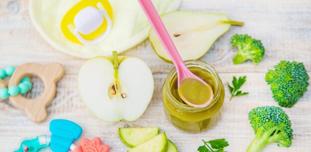 Aliments pour bébés dans de petits pots. Mise au point sélective.