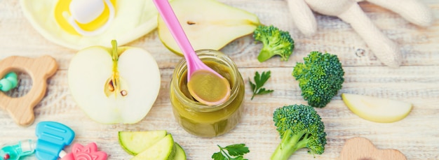 Aliments pour bébés dans de petits pots. Mise au point sélective.