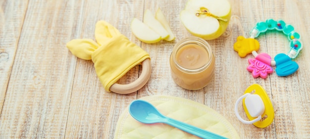 Aliments pour bébés dans de petits pots. Mise au point sélective.