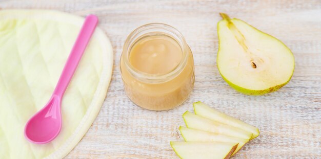 Photo aliments pour bébés dans de petits pots. mise au point sélective.