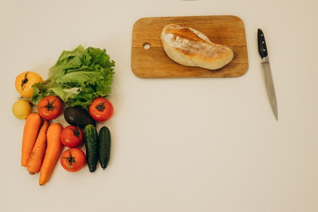 Aliments pour cuisiner sur la table Légumes Pain