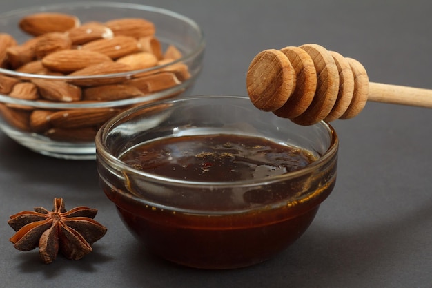 Aliments de remède santé pour le soulagement du rhume et de la grippe avec des noix de miel et un anis étoilé